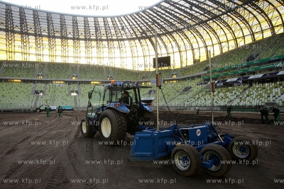 Wymiana murawy na stadionie pilkarskim PGE Arena w...