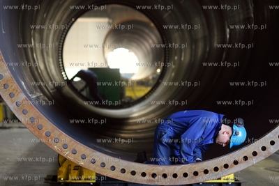 Stocznia Gdanska. Hala K1. Budowa wiatrakow dla farm...