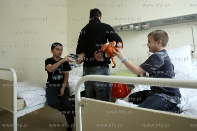 Aktor Mateusz Damięcki odwiedził dzieci w Klinice...