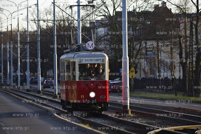 Mokołajkowy tramwaj typuN z 1952r. na trasie Strzyża...