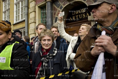 Gdańsk. Długi Targ. Demonstracja przeciwko rządom...