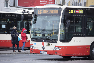 Patrol Straży Miejskiej na dworcu autobusowym Wrzeszcz...
