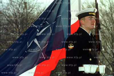marynarz na warcie przy Plycie Marynarza w Gdyni 23.11.1999...