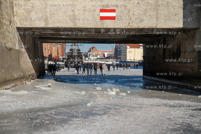 Spacery po skutej lodem Motławie w Gdańsku. 02.02.2026...