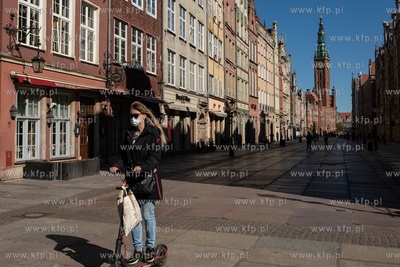 Gdańsk, ul. Długa. W związku z zagrożeniem epidemicznym...