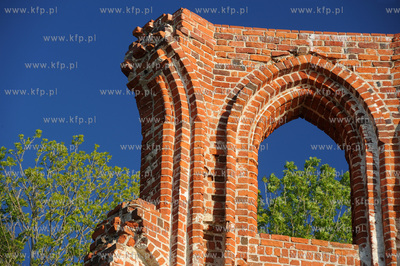 Trzesacz. Sciana S romansko-gotyckiego kosciola sw....