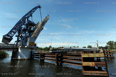 Dziwnow. Drogowy most zwodzony na rzece Dziwnie laczacy...