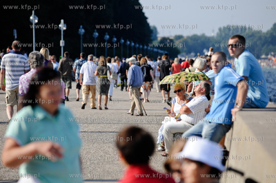 Gdynia. Tlumy turystow i mieszkancow gdyni podczas...