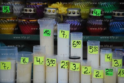 Gdansk. Cmentarz Srebrzysko. Stragany ze zniczami i...