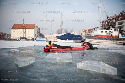 Marina w Gdansku. Cwiczenia ratownikow wopr oraz strazakow...