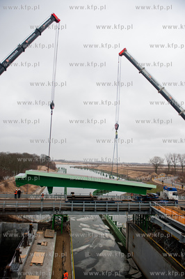 Montaz wazacych 135 ton dwoch sekcji przesla zwodzonego...