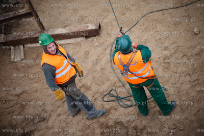 Montaz wazacych 135 ton dwoch sekcji przesla zwodzonego...