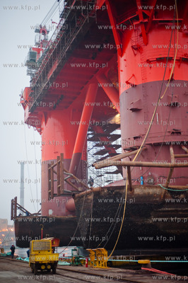 Gdansk. Stocznia Remontowa. Wydokowana do remontu platforma...