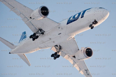 Gdansk. Port Lotniczy im. Lecha Walesy. Boeing 787-800...