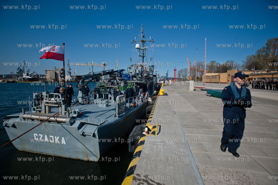 Gdynia. Oksywie. Port Marynarki Wojennej. Powrot niszczyciela...