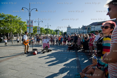 Plac Przyjaciol Sopotu. Charytatywny wystep Artema...