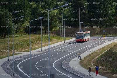 Gdansk. Nowo otwarta droga dojazdowa do przystanku...
