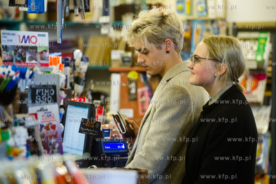 Radek Pestka, zwyciezca TOP MODEL na zakupach z siostra...