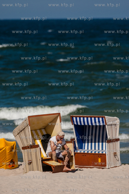 Jurata. Pelna turystow zatloczona plaza od strony otwartego...