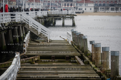 Sopot. Molo. Niedzielni spacerowicze, ktorych nie odstrasza...