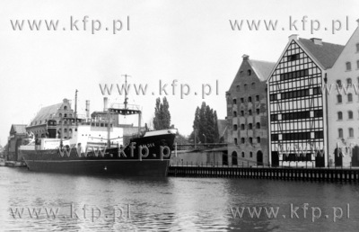 Statek muzeum Soldek oraz odbudowane spichlerze w ktorych...