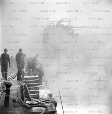 Pozar ropy rozlanej na powiechrzni basenu stoczniowego...