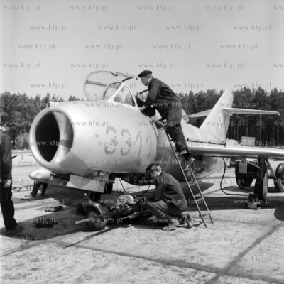 Serwisowanie samolotu  Mig-15 na lotnisku  15 Samodzielnej...