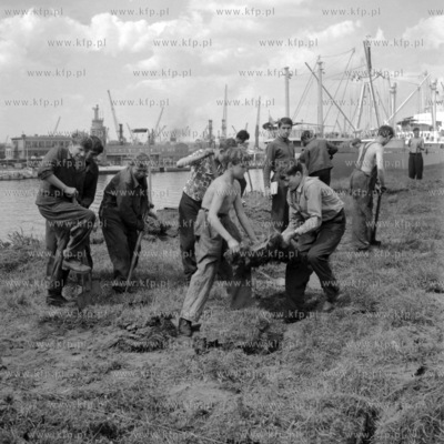 Młodzież z Zasadniczej Szkoły Przyzakładowej „Hydrosteru"...