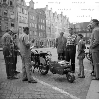 Motocykl MZ ES 250 przyczepką na Długim Targu w Gdańsku.
1965
0000659z
Fot....
