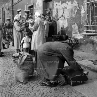 Patrol milicji obywatelskiej podczas kontroli dokumentów....