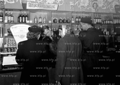 Kolejka w sklepie kolonialnym. ( lata50 )
1958
0006199z_gdynia
Fot....
