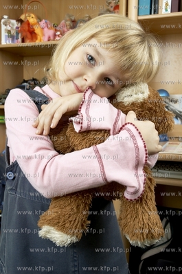 Dziecko z misiem  13.06.2006 ZDJECIE DO WYKORZYSTANIA...