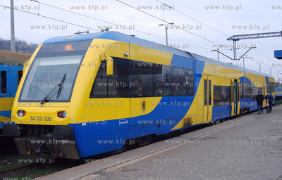 Perony dworca PKP Gdynia Glowna Osobowa. Nz. Tramwaj...