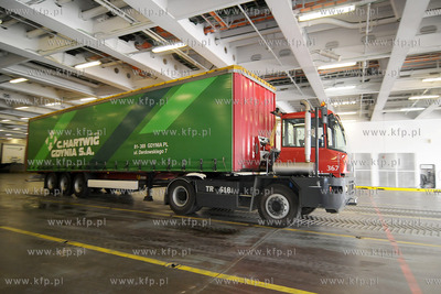 Gdynia. Do nabrzeza w Baltyckim Terminalu Kontenerowym...