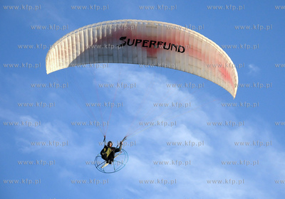 Gdynia. Paralotniarz - fotoreporter latajacy na nad...