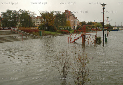 Elblag. Silny polnocny wiatr i opady deszczu spowodowawy...