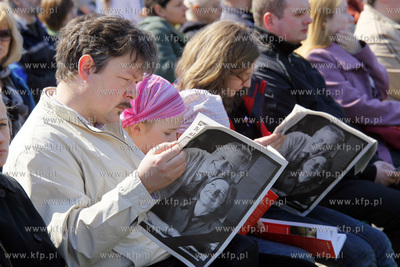 Transmisja uroczystosci pogrzebowych Pary Prezydenckiej,...