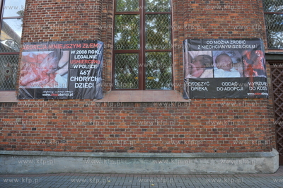 Gdansk Orunia. Antyaborcyjna wystawa na scianach kosciola...