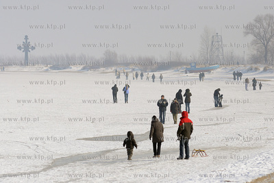Wczesnym popoludniem w Rewie na skutej lodem Zatoce...