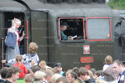 Pociag "Heweliusz", prowadzony przez parowoz z wolsztynskiej...