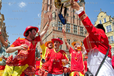 Gdansk. Ulica Dluga. Hiszpanscy kibice na ulicach starego...