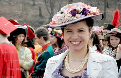 Zawieszenie wiechy na Teatrze Muzycznym w Gdyni. Nz....
