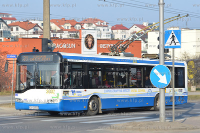 Gdynia. Ulica Wielkopolska i okolice. Nz. Pojazdy komunikacji...