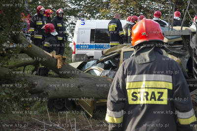 Stara Dabrowa na krajowej 6. Volkswagen Golf zderzyl...