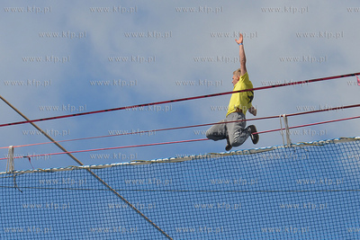 25 metrow nad pokladem Daru Mlodziezy zacumowanym przy...