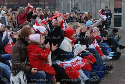 Gdynianie kibicuja przed ustawionym na Placu Grunwaldzkim...