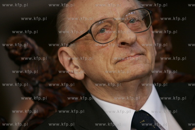 Wladyslaw Baroszewski otrzymal honorowe obywatelstwo...