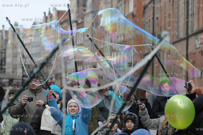 Festiwal baniek mydlanych w Gdansku na Dlugim Targu....