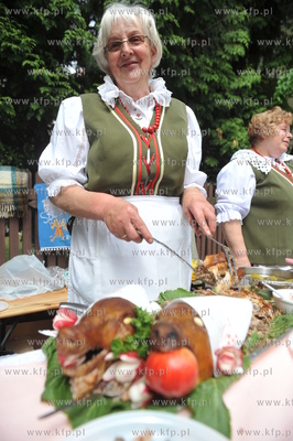 Pomorskie Swieto Produktu Tradycyjnego w Gdansku obok...