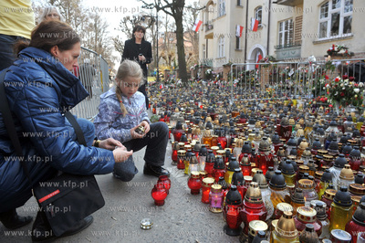 Sopot. Ul. Armii Krajowej 55. Ludzie skladaja kwiaty...